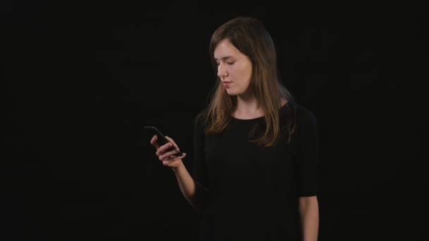 A Lady Mimicing contra um fundo preto — Vídeo de Stock