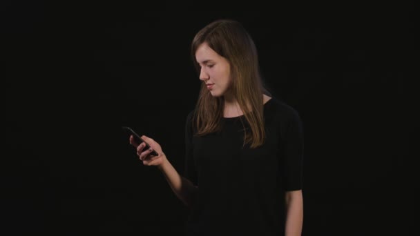 A Lady Mimicing contra um fundo preto — Vídeo de Stock