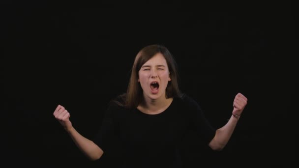 En Lady skriker mot en svart bakgrund — Stockvideo
