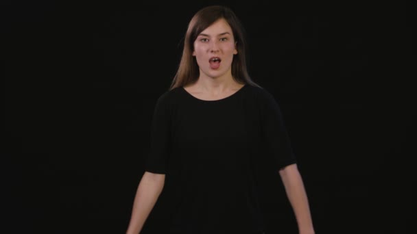 Siyah bir arka plan karşı bir Bayan bağırarak — Stok video