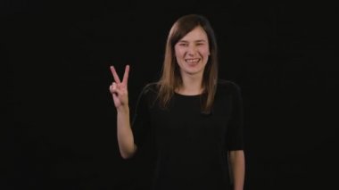 Bayan Mimicing siyah bir arka plan