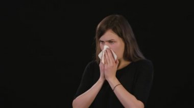 Burnundan siyah bir arka plan karşı esen bir Bayan