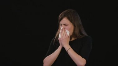 Burnundan siyah bir arka plan karşı esen bir Bayan