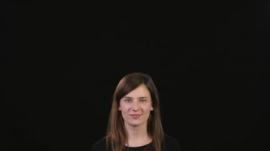 Bayan Mimicing siyah bir arka plan