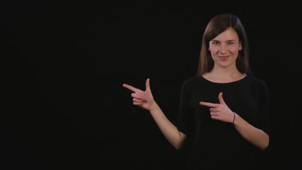 A Lady Mimicing contra um fundo preto — Vídeo de Stock