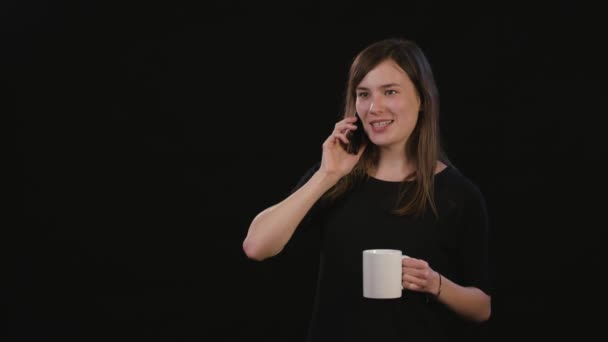 Siyah bir arka plan karşı bir telefonu kullanarak bir Bayan — Stok video