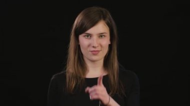 Bayan Mimicing siyah bir arka plan