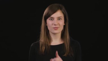 Bayan Mimicing siyah bir arka plan