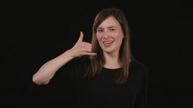 Bayan Mimicing siyah bir arka plan