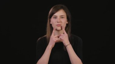 Bayan Mimicing siyah bir arka plan