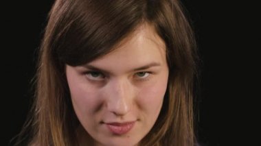 Bayanın yüzü siyah bir arka plan