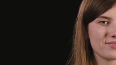 Hanımefendi göndermek yarım yüz siyah bir arka plan