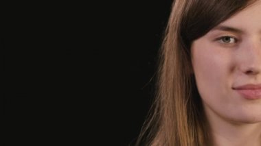 Hanımefendi göndermek yarım yüz siyah bir arka plan