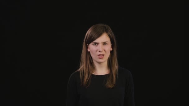 A Lady Mimicing contra um fundo preto — Vídeo de Stock