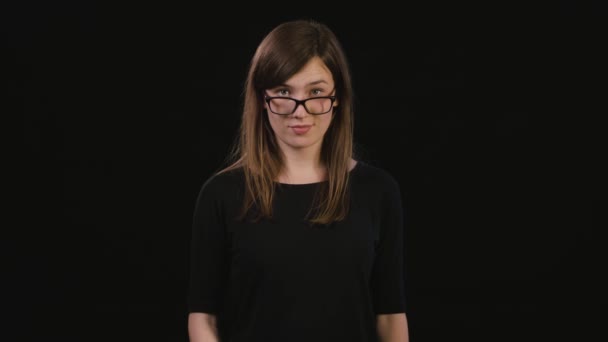 O doamnă care imită pe un fundal negru — Videoclip de stoc