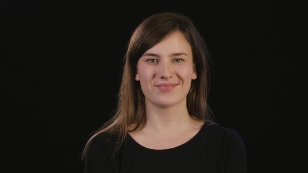 Ladys cara sonriendo contra un fondo negro — Vídeos de Stock