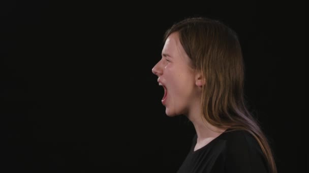 Eine Dame schreit vor schwarzem Hintergrund — Stockvideo