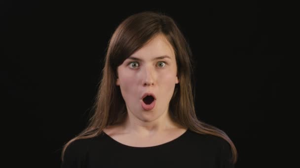 Een dame schreeuwen tegen een zwarte achtergrond — Stockvideo