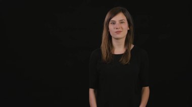 Bayan Mimicing siyah bir arka plan