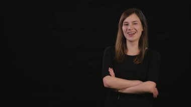 Bayan Mimicing siyah bir arka plan