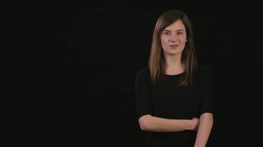 Bayan Mimicing siyah bir arka plan