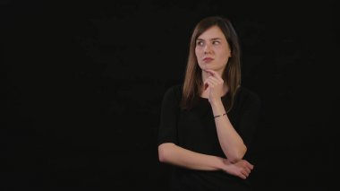 Bayan Mimicing siyah bir arka plan