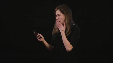 Bayan Mimicing siyah bir arka plan