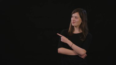 Bayan Mimicing siyah bir arka plan