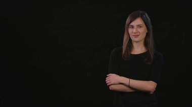 Bayan Mimicing siyah bir arka plan