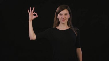 Bayan Mimicing siyah bir arka plan