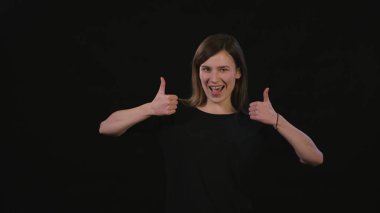 Bayan Mimicing siyah bir arka plan