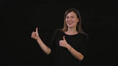 Bayan Mimicing siyah bir arka plan