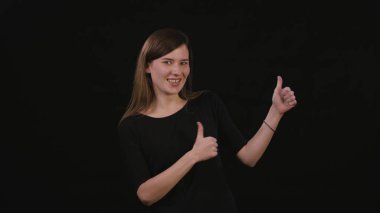 Bayan Mimicing siyah bir arka plan