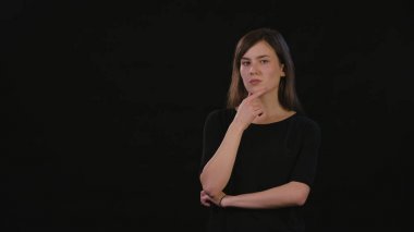 Bayan Mimicing siyah bir arka plan