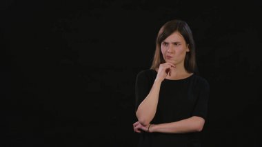 Bayan Mimicing siyah bir arka plan