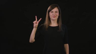 Bayan Mimicing siyah bir arka plan