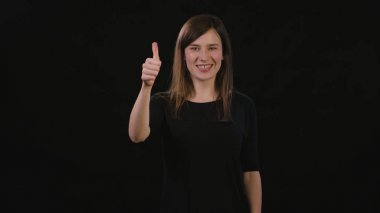 Bayan Mimicing siyah bir arka plan