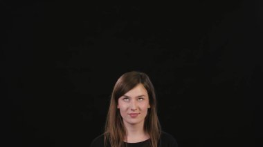 Bayan Mimicing siyah bir arka plan