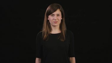 Bayan Mimicing siyah bir arka plan