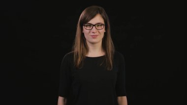 Bayan Mimicing siyah bir arka plan