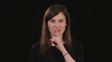 Bayan Mimicing siyah bir arka plan