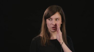 Bayan Mimicing siyah bir arka plan