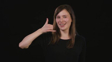 Bayan Mimicing siyah bir arka plan