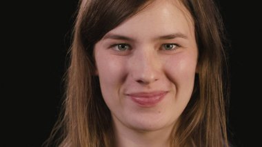 Bayanın yüzü siyah bir arka plan