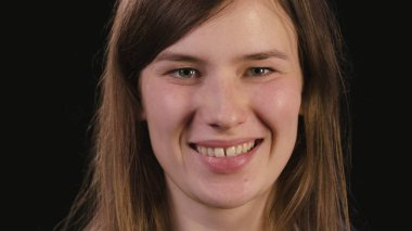 Bayanın yüzü siyah bir arka plan