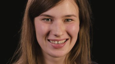 Bayanın yüzü siyah bir arka plan