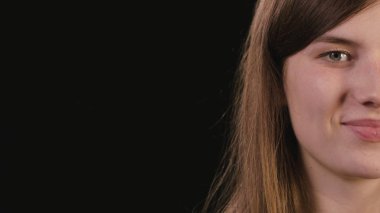 Hanımefendi göndermek yarım yüz siyah bir arka plan