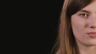 Hanımefendi göndermek yarım yüz siyah bir arka plan