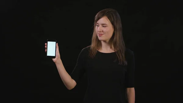 A Lady Using a Phone Against a Black Background — Stock Photo, Image