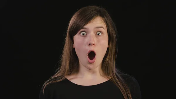 Eine Dame schreit vor schwarzem Hintergrund — Stockfoto